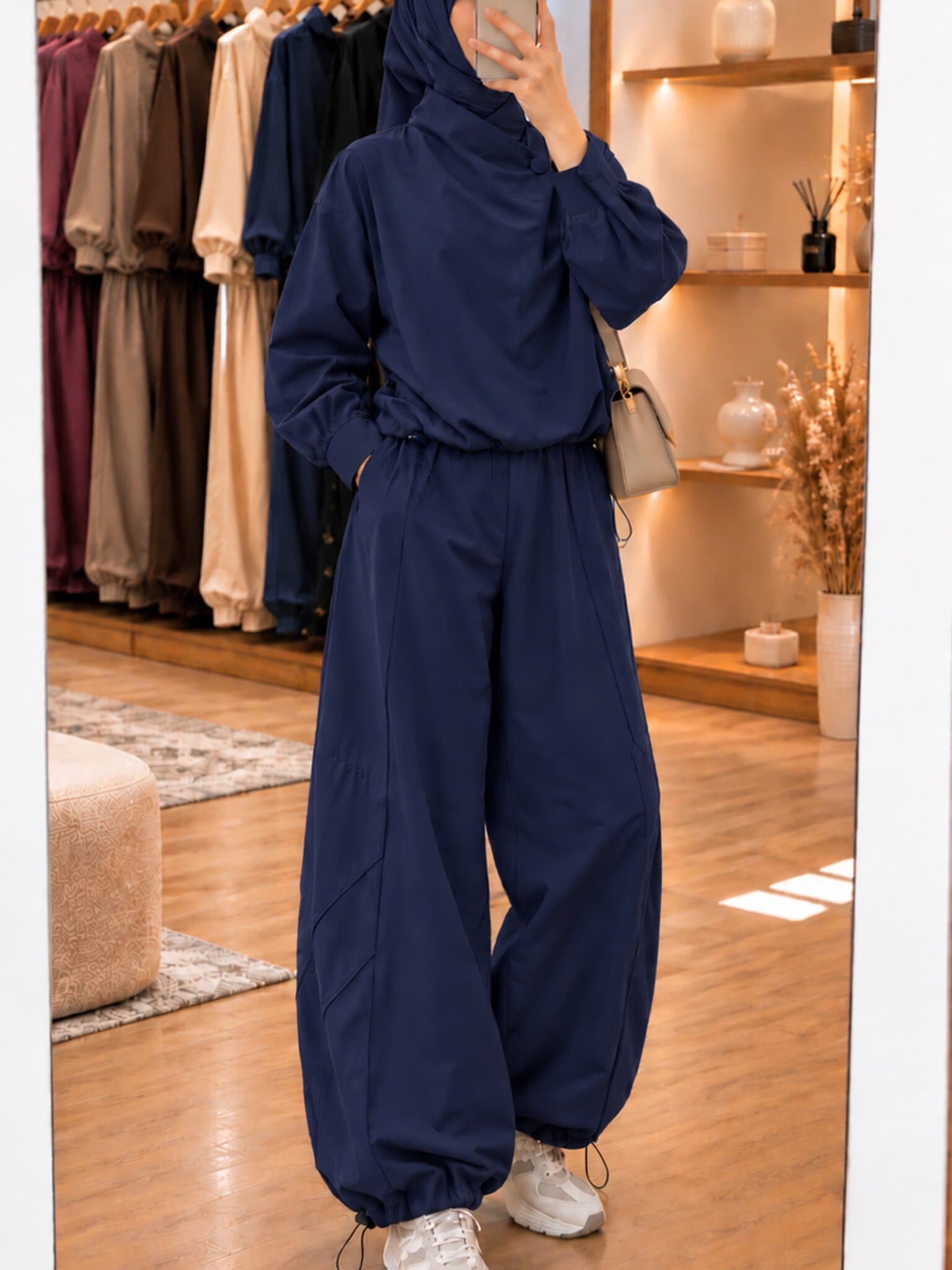 Ensemble Zaya taupe porté en boutique : haut à nouer et pantalon